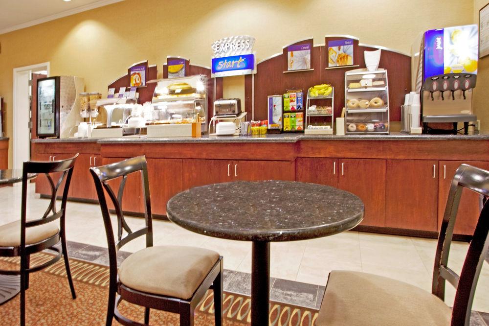 Holiday Inn Express & Suites Columbus At Northlake By Ihg Bagian luar foto