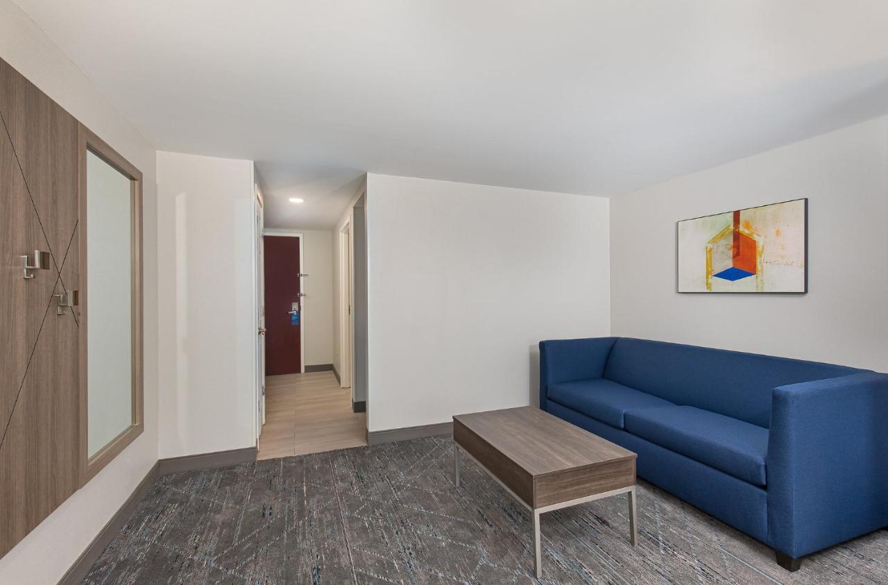 Holiday Inn Express & Suites Columbus At Northlake By Ihg Bagian luar foto
