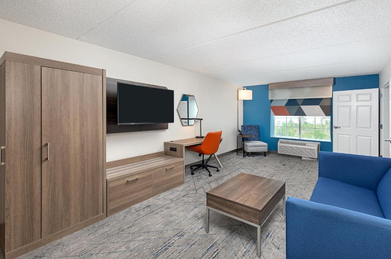 Holiday Inn Express & Suites Columbus At Northlake By Ihg Bagian luar foto