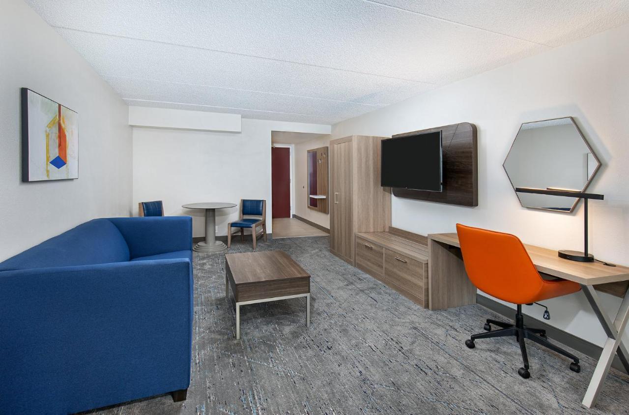 Holiday Inn Express & Suites Columbus At Northlake By Ihg Bagian luar foto