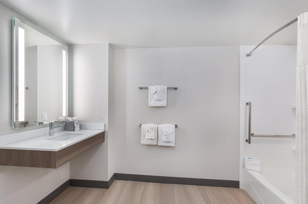 Holiday Inn Express & Suites Columbus At Northlake By Ihg Bagian luar foto