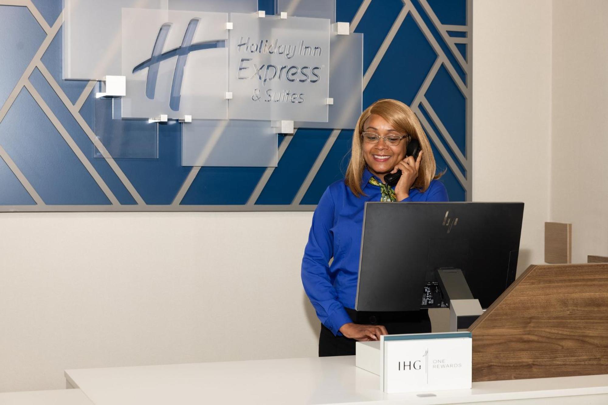 Holiday Inn Express & Suites Columbus At Northlake By Ihg Bagian luar foto