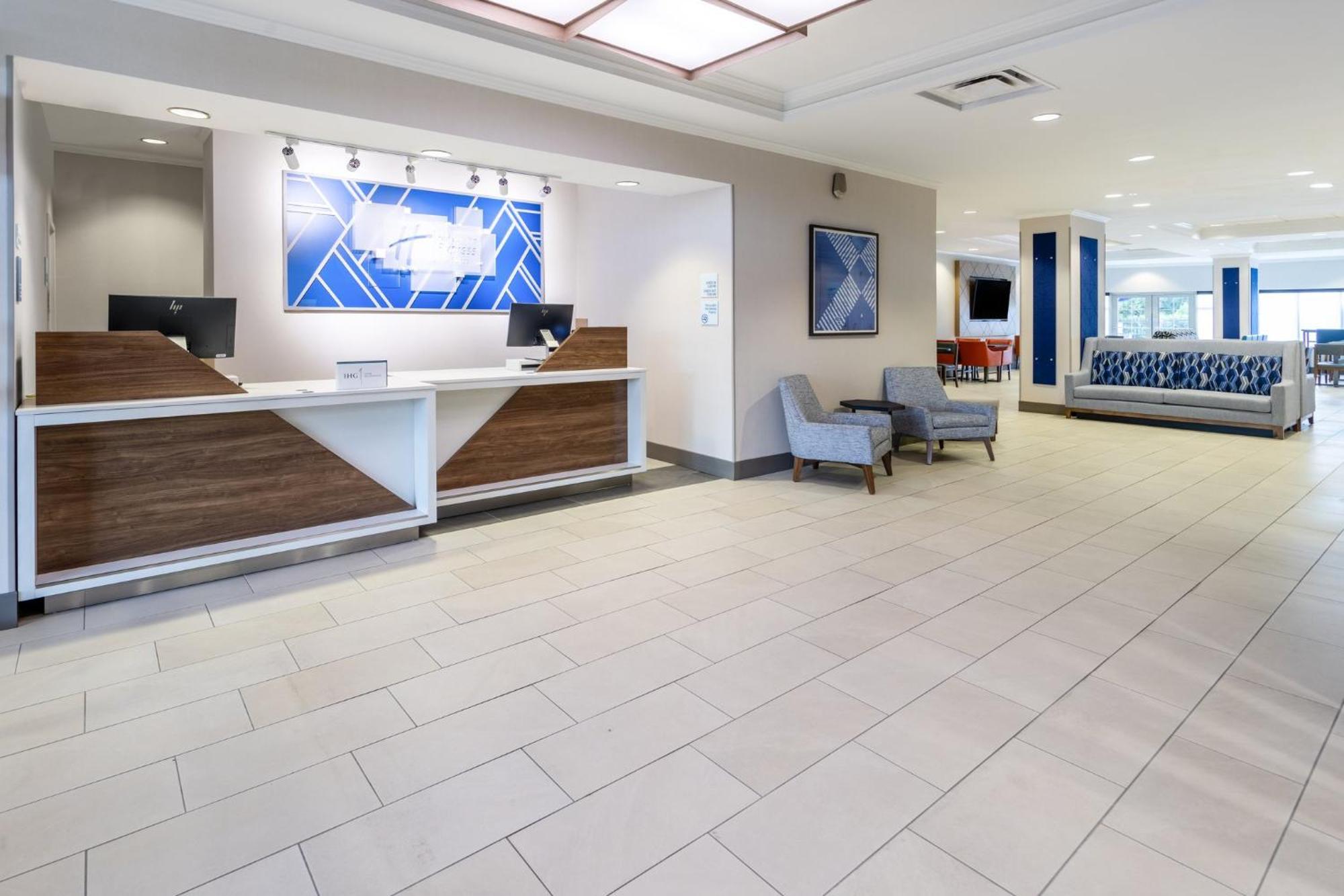 Holiday Inn Express & Suites Columbus At Northlake By Ihg Bagian luar foto