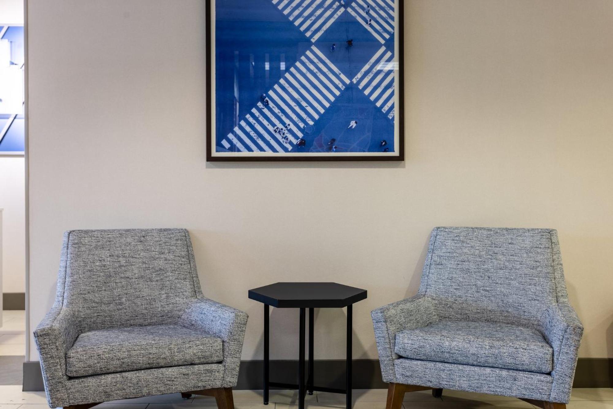 Holiday Inn Express & Suites Columbus At Northlake By Ihg Bagian luar foto