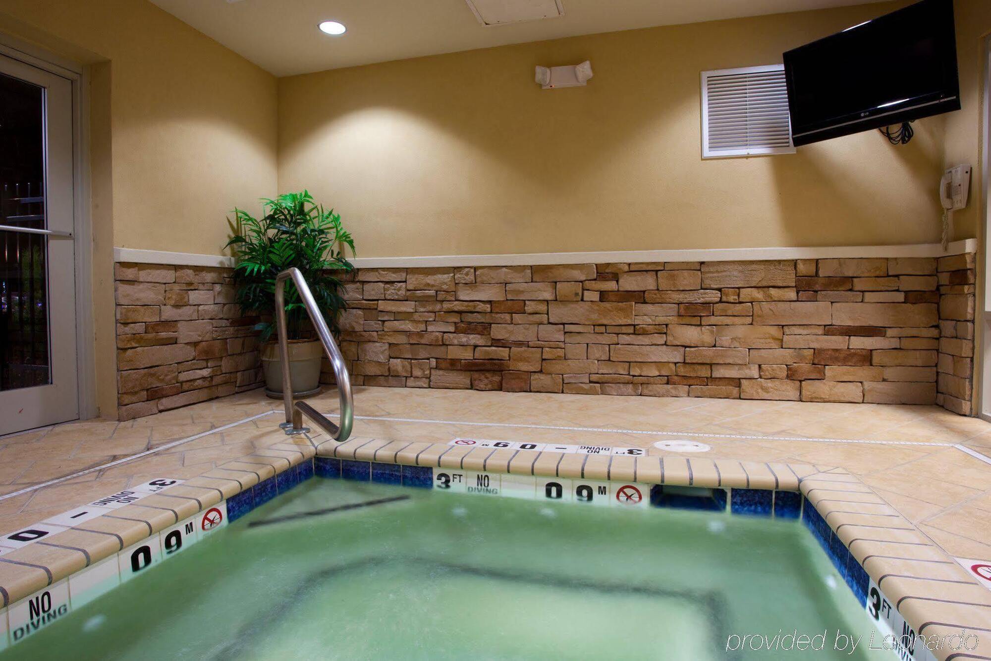 Holiday Inn Express & Suites Columbus At Northlake By Ihg Bagian luar foto